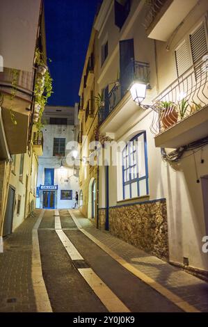 Sitges, Barcellona - 3 settembre 2024: Vicolo illuminato di notte a Sitges Foto Stock