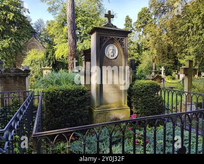 Tomba di Melchior e Sulpiz Boisseree di fronte alla Cappella di San Giorgio, all'antico cimitero, Bonn, Renania settentrionale-Vestfalia, Germania, Europa Foto Stock