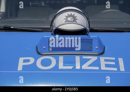 Polizia, pattuglia, casco sul cofano, durante una pausa, immagine simbolica Foto Stock