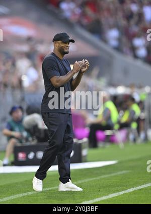 Coach Vincent Kompany FC Bayern Monaco FCB a margine, gesti, gesti, applausi, Allianz Arena, Monaco, Baviera, Germania, Europa Foto Stock