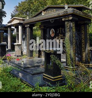 Tombe opulente delle famiglie Sinti e rom, le cosiddette Koenigs-Graeber, il cimitero di Beuel, Bonn, Renania settentrionale-Vestfalia, Germania, Europa Foto Stock