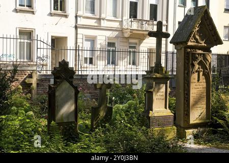 Vecchie lapidi di fronte a edifici residenziali, Old Cemetery, Bonn, Renania settentrionale-Vestfalia, Germania, Europa Foto Stock