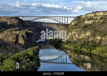 Il tranquillo fiume Snake scorre sotto il Perrine Bridge a Twin Falls, Idaho Foto Stock