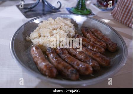 Salsicce di Norimberga con crauti serviti su un piatto di peltro, Norimberga, Franconia media, Baviera, Germania, Europa Foto Stock