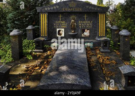 Tombe opulente delle famiglie Sinti e rom, le cosiddette Koenigs-Graeber, il cimitero di Beuel, Bonn, Renania settentrionale-Vestfalia, Germania, Europa Foto Stock