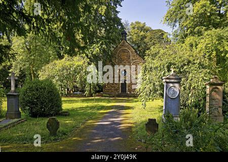 Monumenti funerari di fronte alla Cappella di San Giorgio, al vecchio cimitero, a Bonn, Renania settentrionale-Vestfalia, Germania, Europa Foto Stock