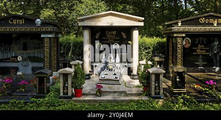 Tombe opulente delle famiglie Sinti e rom, le cosiddette Koenigs-Graeber, il cimitero di Beuel, Bonn, Renania settentrionale-Vestfalia, Germania, Europa Foto Stock