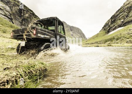 Viddal, più og Romsdal, Norvegia, fuoristrada Polaris Ranger, ruscello, ruscello, Europa Foto Stock