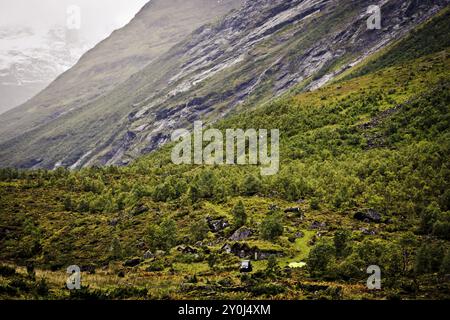 Viddal, More og Romsdal, Norvegia, Polaris Ranger fuoristrada, sterrato, casa di pietra, lago di montagna, Europa Foto Stock