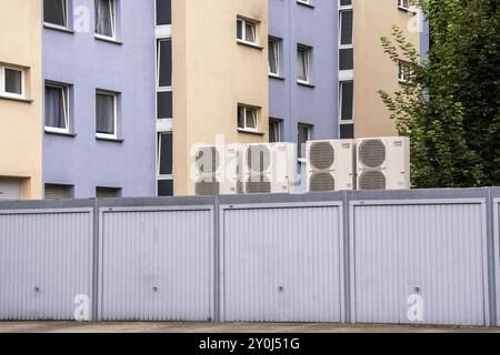 Le pompe di calore in un'area residenziale, le case multifamiliari sono dotate di riscaldamento, raffreddamento e acqua calda domestica tramite questi dispositivi, installati in garage Foto Stock