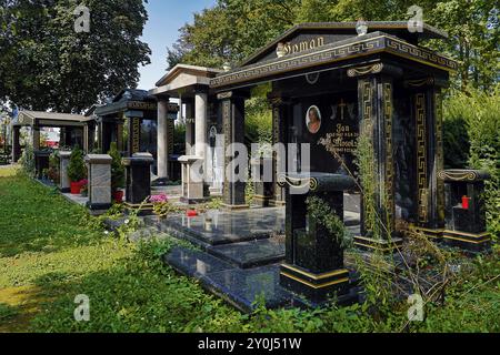 Tombe opulente delle famiglie Sinti e rom, le cosiddette Koenigs-Graeber, il cimitero di Beuel, Bonn, Renania settentrionale-Vestfalia, Germania, Europa Foto Stock