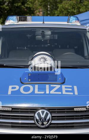 Polizia, pattuglia, casco sul cofano, durante una pausa, immagine simbolica Foto Stock