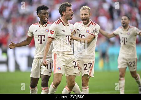 Celebrazione della porta Thomas Thomas Mueller FC Bayern Muenchen FCB (25) Kingsley Coman FC Bayern Muenchen FCB (11) Konrad Laimer FC Bayern Muenchen FCB (27 Foto Stock