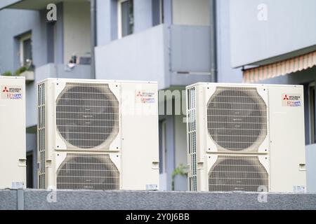 Le pompe di calore in un'area residenziale, le case multifamiliari sono dotate di riscaldamento, raffreddamento e acqua calda domestica tramite questi dispositivi, installati in garage Foto Stock