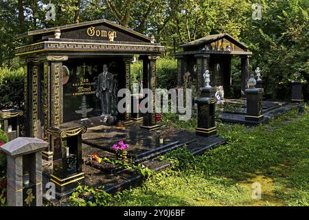 Tombe opulente delle famiglie Sinti e rom, le cosiddette Koenigs-Graeber, il cimitero di Beuel, Bonn, Renania settentrionale-Vestfalia, Germania, Europa Foto Stock