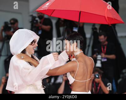Venezia, Italia. 2 settembre 2024. L'attrice canadese Taylor Russell (R) e l'attrice brasiliana Barbara Paz sono viste sul tappeto rosso prima della prima del film "The Room Next Door" durante la 81a Mostra del Cinema di Venezia a Venezia, Italia, il 2 settembre 2024. Crediti: Li Jing/Xinhua/Alamy Live News Foto Stock