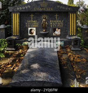 Tombe opulente delle famiglie Sinti e rom, le cosiddette Koenigs-Graeber, il cimitero di Beuel, Bonn, Renania settentrionale-Vestfalia, Germania, Europa Foto Stock