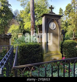 Tomba di Melchior e Sulpiz Boisseree di fronte alla Cappella di San Giorgio, all'antico cimitero, Bonn, Renania settentrionale-Vestfalia, Germania, Europa Foto Stock