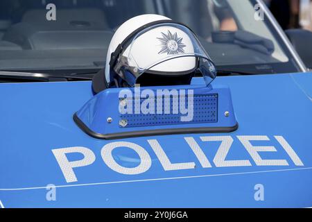 Polizia, pattuglia, casco sul cofano, durante una pausa, immagine simbolica Foto Stock