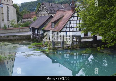 Storico mulino a martello presso il Blautopf di Blaubeuren, Baden-Wuerttemberg, Germania, Europa Foto Stock