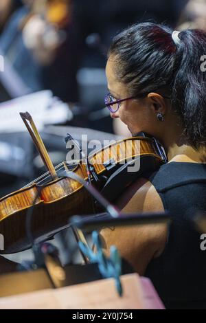 Primo piano di una donna che suona un violino nell'orchestra, concentrata e professionale, Klostersommer, Calw Hirsau, Foresta Nera, Germania, Europa Foto Stock