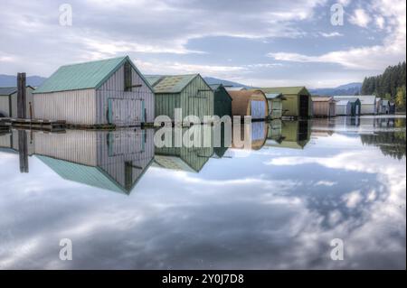 I garage per barche nel parco statale di Heyburn, in Idaho, sul lato nord-ovest del lago Chatcolet Foto Stock