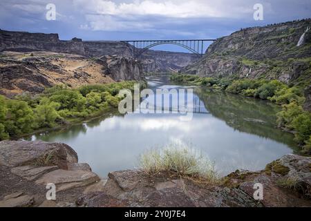 Il Perrine Bridge si estende sul tranquillo fiume Snake a Twin Falls, Idaho Foto Stock