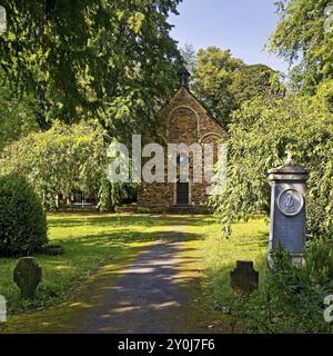 Monumenti funerari di fronte alla Cappella di San Giorgio, al vecchio cimitero, a Bonn, Renania settentrionale-Vestfalia, Germania, Europa Foto Stock