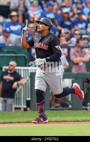 Kansas City, Missouri, Stati Uniti. 2 settembre 2024. Josh Naylor (22 anni), prima base dei Cleveland Guardians, reagisce al suo fuoricampo da due punti durante il sesto inning contro i Kansas City Royals al Kauffman Stadium di Kansas City, Missouri. David Smith/CSM/Alamy Live News Foto Stock