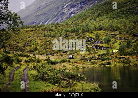 Viddal, More og Romsdal, Norvegia, Polaris Ranger fuoristrada, sterrato, casa di pietra, lago di montagna, Europa Foto Stock