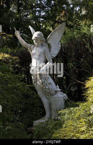 Figura di angelo su una tomba immersa nel verde, Old Cemetery, Bonn, Renania settentrionale-Vestfalia, Germania, Europa Foto Stock