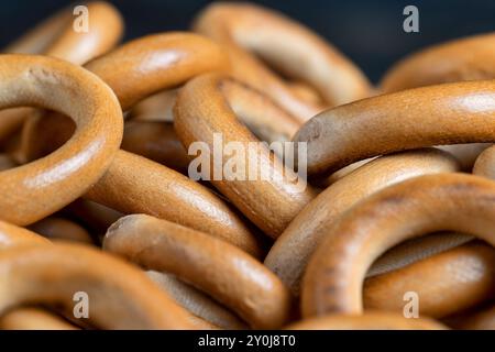 bagel di prodotti a base di farina solida, bagel secchi di piccole dimensioni, dessert fresco e non dolce per il tè Foto Stock