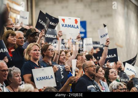 Migliaia di persone si riuniscono per un raduno di Kamala Harris in Wisconsin il 23 luglio 2024 alla West Allis Central High School. Foto Stock