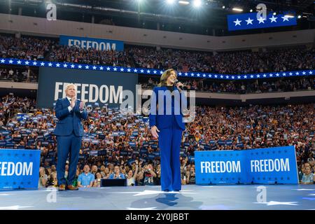 La vicepresidente Kamala Harris e il suo compagno di corsa, Tim Walz, parlano ad una manifestazione elettorale il 20 agosto 2024 al Fiserv Forum di Milwaukee, WISCONSIN. Foto Stock