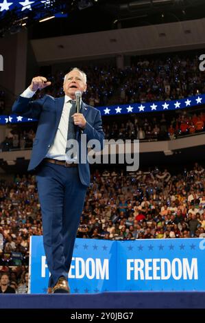 Tim Walz, Governatore del Minnesota e compagno di corsa di Kamala Harris, parla ad una manifestazione elettorale il 20 agosto 2024 al Fiserv Forum di Milwaukee, WISCONSIN Foto Stock