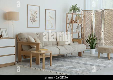 Elegante soggiorno con schermo pieghevole e divano. Design degli interni Foto Stock