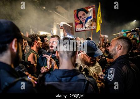 I manifestanti sono respinti dagli agenti di polizia israeliani durante una manifestazione a Gerusalemme dopo il funerale di Hersh Goldberg Polin lunedì 2 settembre 2024. Decine di migliaia di persone si sono riunite in Israele per un secondo giorno dopo che i corpi di Carmel Gat, Eden Yerushalmi, Hersh Goldberg-Polin, Alexander Lobanov, Almog Sarusi e il Maestro Ori Danino sono stati salvati da Gaza. I manifestanti stanno chiedendo al primo ministro Benjamin Netanyahu e al suo governo di raggiungere un accordo per garantire il rilascio dei restanti ostaggi presi da Hamas durante gli attacchi del 7 ottobre. Foto di Eyal Warshavsky. Foto Stock