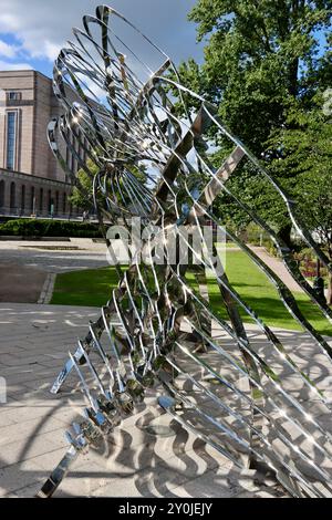 Memoriale dell'ex presidente Mauno Koivisto, scultura Välittäjä (il Mediatore), centro di Helsinki, Finlandia, agosto 2024 Foto Stock