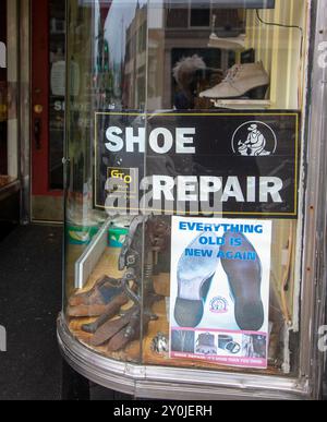 Un negozio di riparazione scarpe a Torrington, Connecticut Foto Stock