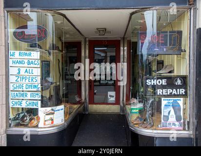 Un negozio di riparazione scarpe a Torrington, Connecticut Foto Stock