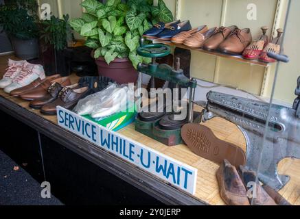 Un negozio di riparazione scarpe a Torrington, Connecticut Foto Stock