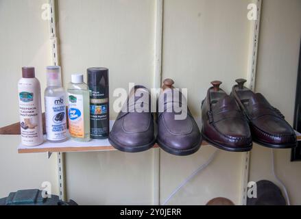 Un negozio di riparazione scarpe a Torrington, Connecticut Foto Stock