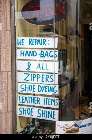 Un negozio di riparazione scarpe a Torrington, Connecticut Foto Stock