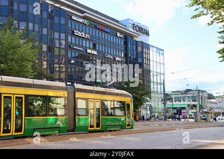 Tram/tram verde e giallo passando per il centro commerciale Forum in via Mannerheimintie nel centro di Helsinki, Finlandia, agosto 2024 Foto Stock