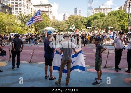 New York, New York, Stati Uniti. 2 settembre 2024. (NUOVO) marcia per Gaza della Festa del lavoro a New York. 2 settembre 2024, New York, New York, Stati Uniti: Una manciata di contro-manifestanti detengono una bandiera israelo-americana mentre i pro-palestinesi partecipano a una protesta a sostegno di Gaza, il 2 settembre 2024 a New York. La protesta è arrivata un giorno dopo una manifestazione a Central Park per piangere l'omicidio di sei ostaggi israeliani a Gaza da parte di Hamas. Il manifestante ha chiamato ad annientare lo stato di Israele. (Crediti: M10s/TheNews2) (foto: M10s/Thenews2/Zumapress) (immagine di credito: © Ron Adar/TheNEWS2 via ZUMA Pr Foto Stock