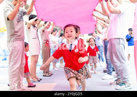 Pechino, la provincia cinese dello Zhejiang. 2 settembre 2024. I bambini prendono parte a un gioco genitore-bambino all'asilo di Wenzhou, nella provincia dello Zhejiang della Cina orientale, il 2 settembre 2024. Il nuovo semestre per asili e scuole ha preso il via lunedì in molte parti della Cina. Crediti: Liu Jili/Xinhua/Alamy Live News Foto Stock