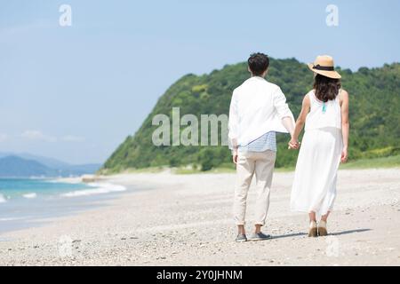 Giovane tenendo le mani sulla spiaggia Foto Stock