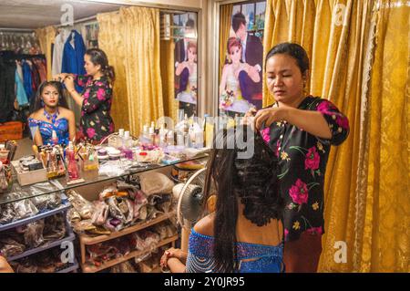 Sposa cambogiana, riflessa allo specchio, che si prepara al suo matrimonio in un salone di bellezza. Phnom Penh, Cambogia. © Kraig Lieb Foto Stock