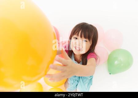 Scattare foto di ragazze che giocano con palloncini dall'alto Foto Stock