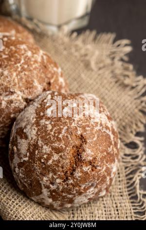 Pan di zenzero al cioccolato fresco sul tavolo da cucina, dolci con primo piano al sapore di cioccolato Foto Stock